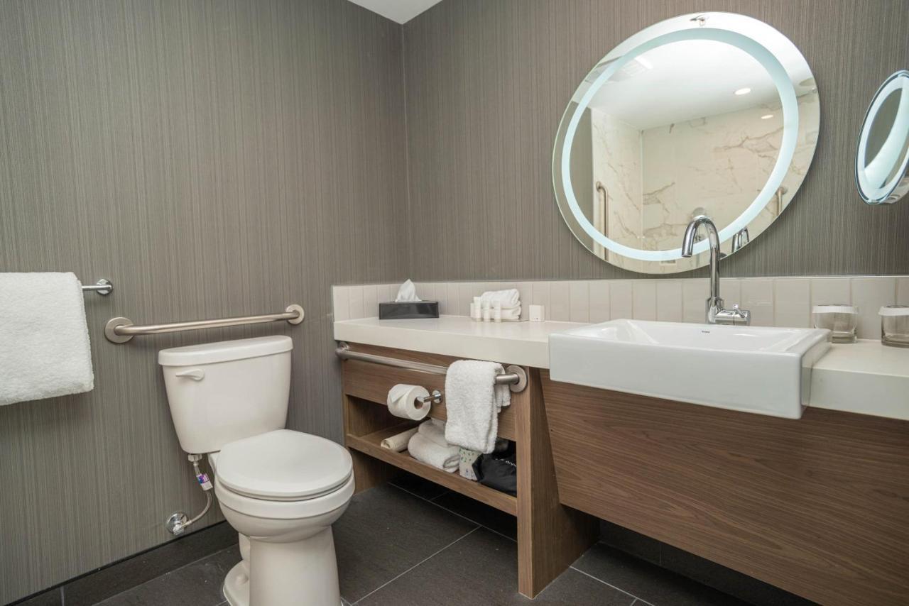 Sandman Signature Ottawa Airport Hotel Екстериор снимка